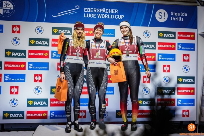 Nāciju kausā abas Latvijas kamaniņu sportistes kāpj uz goda pjedestāla