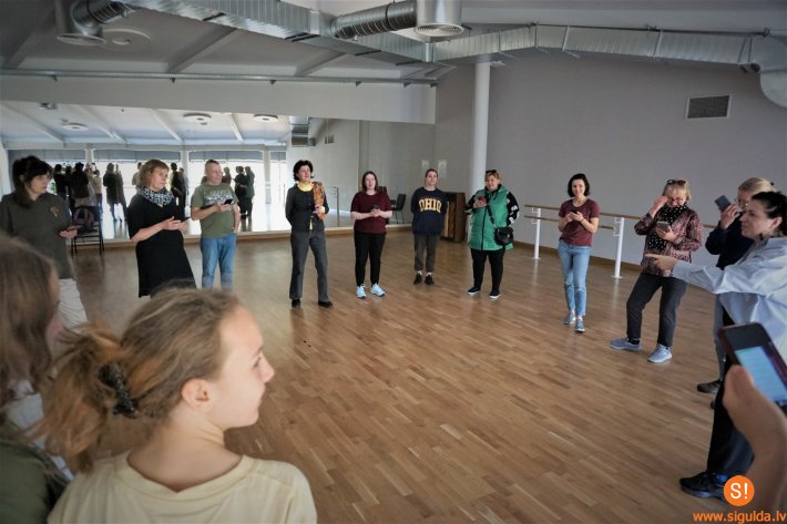 Siguldā notikusi sadziedāšanās pēcpusdiena ukraiņu dziedātājas vadībā