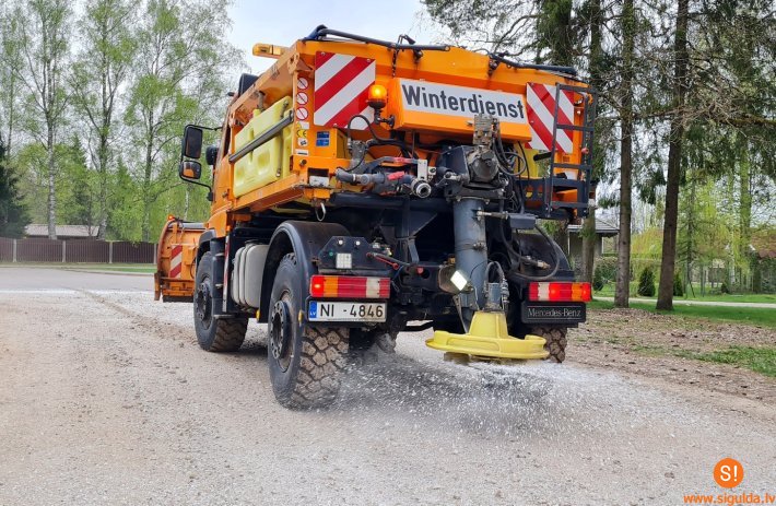 Uzsākta ielu apstrāde ar pretputekļu absorbentu