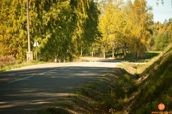 Autovadītāju ievērībai: karstā laikā uz veca asfalta seguma var veidoties izsvīdumi