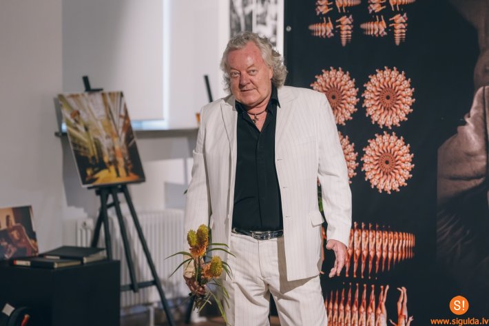 Siguldā atklāta izstāde “Pārtrauktais lidojums. Ralfa Vuļa retrospekcija”