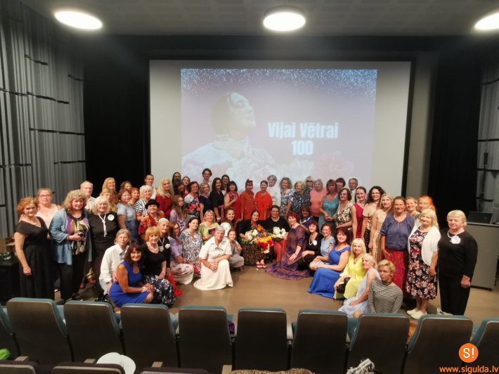 Siguldā notikusi tikšanās ar leģendāro mākslinieci Viju Vētru
