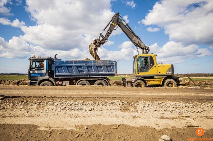 Uz Valmieras šosejas no Inčukalna līdz Braslai sāk atjaunot segumu
