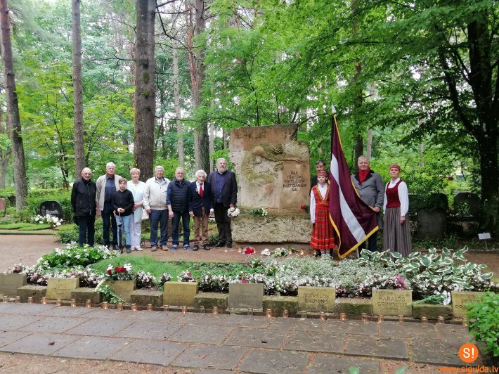 Piemiņas brīdis kritušo atdusas vietā Inčukalna Vecajos kapos
