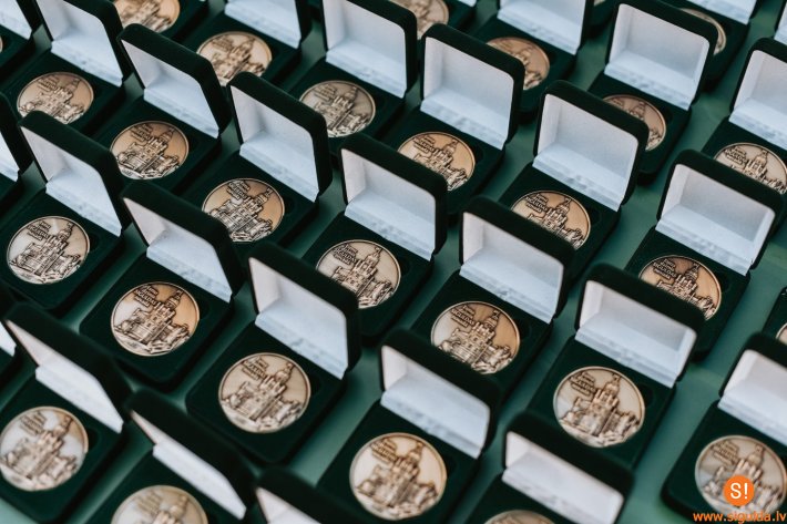 Vecāki vēl var pagūt pieteikties jaundzimušo medaļai