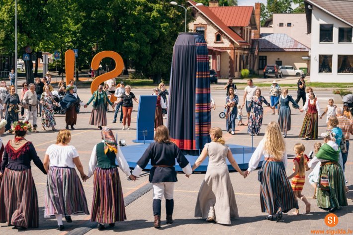 Unikālie tautas tērpu brunči iegriežas Siguldā