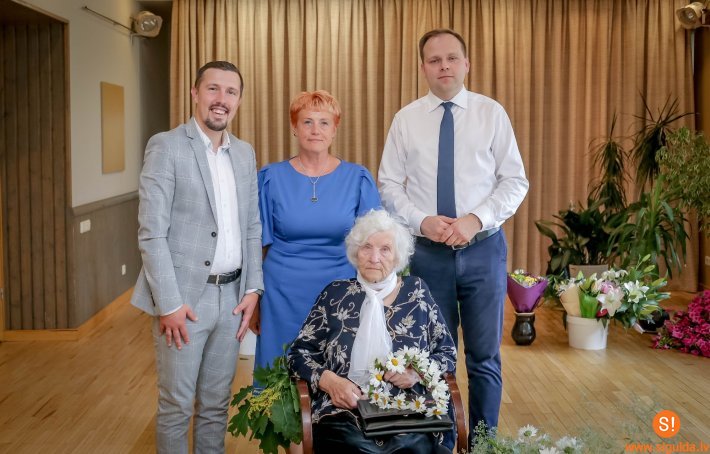 Siguldas novada pašvaldība sveic simtgadnieci