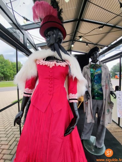 Siguldas koprades laboratorijās izstādīti tērpi no operām “Fausts” un “Bohēma”