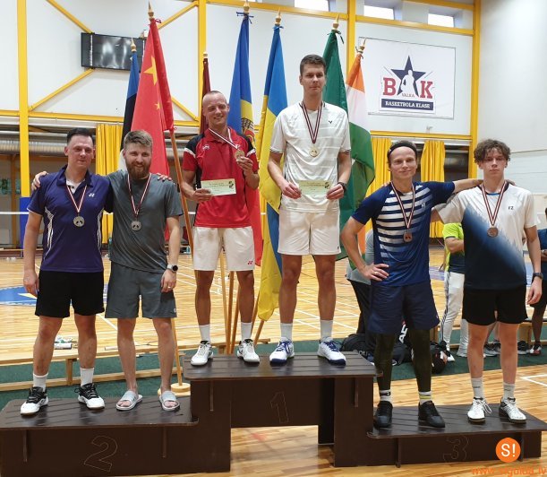 Novadniekiem panākumi starptautiskajā dubultspēļu turnīrā badmintonā