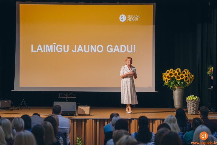 Novada pedagogi tiekas ikgadējā Zinību dienai veltītā pasākumā