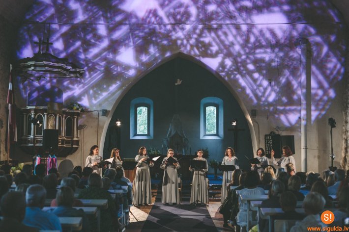 Izskanējis “Klusais koncerts” Krimuldas baznīcā
