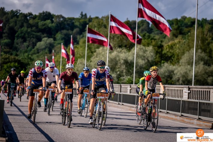 Krāšņi, patriotiski un sportiski aizvadīts “Elektrum” Vienības brauciens