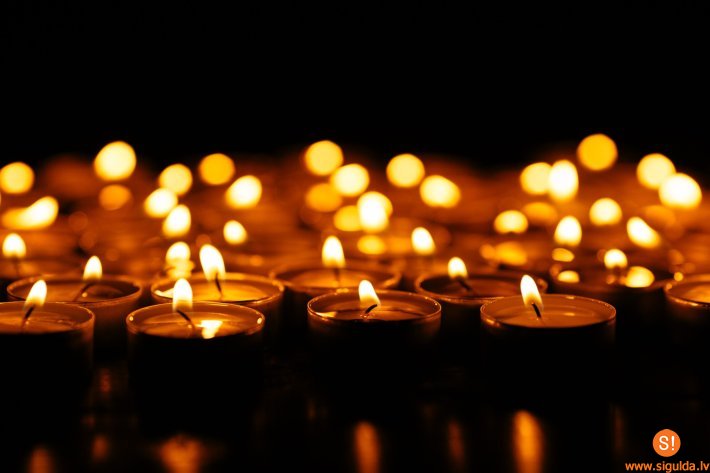 Siguldas novada kapsētās turpinās svecīšu vakaru norises