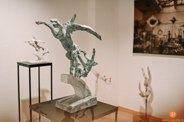 Novada mākslinieki aicināti pieteikt izstādes Siguldas Jaunās pils salonā