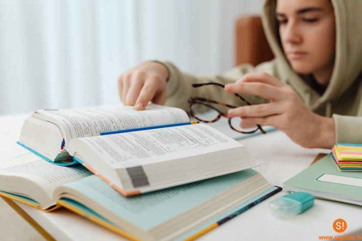 Mācību gada pirmajā semestrī vidusskolēnu stipendijās paredzēts izmaksāt turpat 9000 eiro