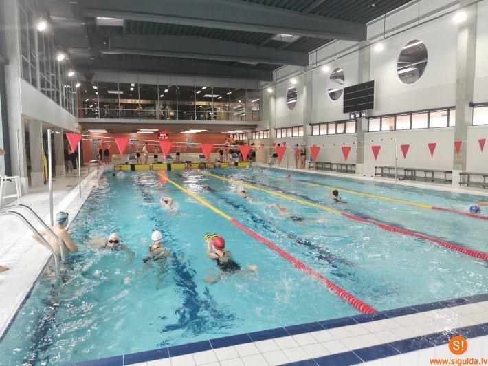 Pirmo reizi Siguldā Skolu sportā norisinājās peldēšanas sacensības