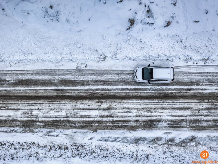 Autovadītājus aicina uz drošas ziemas braukšanas bezmaksas apmācībām Siguldā