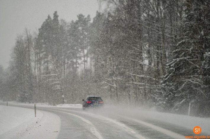 Sniegs apgrūtina braukšanu lielākajā daļā valsts teritorijas; aicina ieplānot papildu laiku ceļā