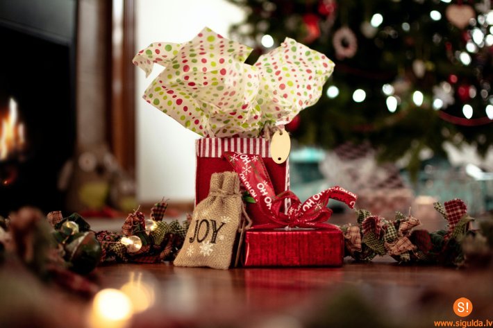 Padomi, lai Ziemassvētkos nepazustu iepakojuma kalnos