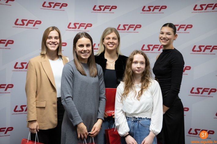 Studējošajām kamaniņu sportistēm pasniegtas stipendijas