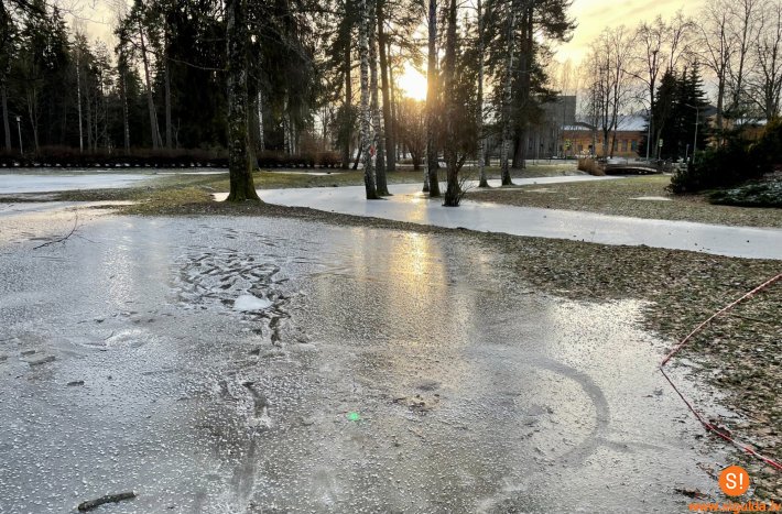 Raiņa parks uz nenoteiktu laiku slēgts augsta virsūdens līmeņa dēļ