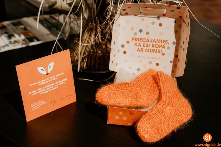 Turpmāk novada jaundzimušie bērniņi dāvanā saņems Siguldas novadnieces adītu zeķu pāri