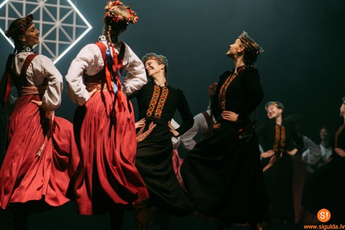 Lēdurgas Kultūras namā aizritējis deju kopas “Lauga” pirmais koncerts
