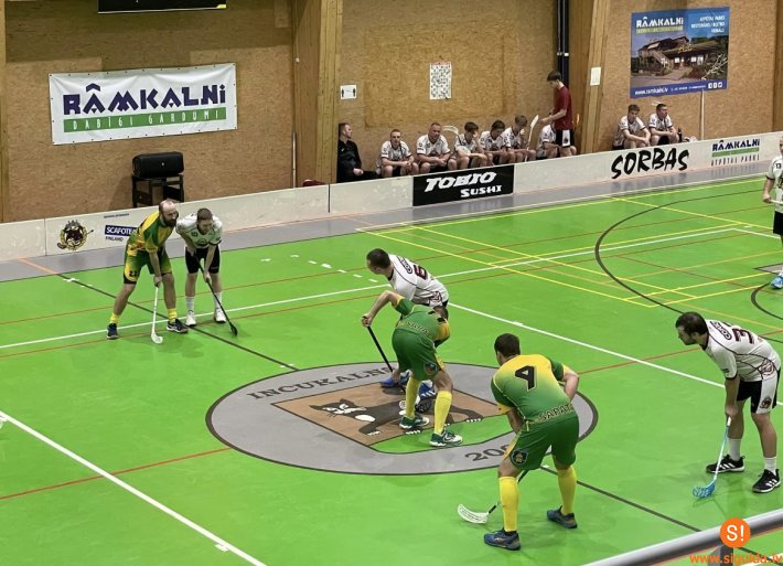 Florbola komanda “SK Coyote/Tobio” mājas spēlē izcīna uzvaru