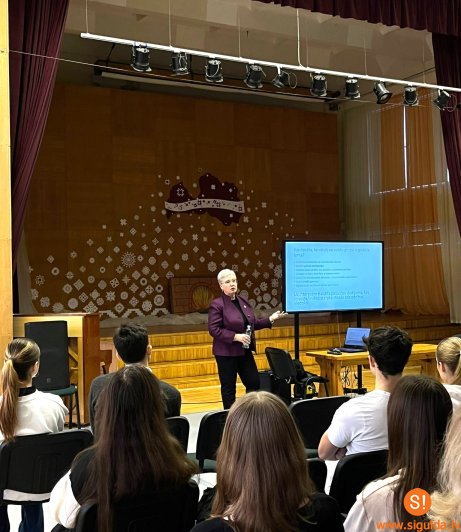 Mālpils vidusskolā izglīto par Eiropas Savienību un gaidāmajām vēlēšanām