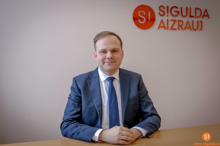 Ar deputātu balsu vairākumu par pašvaldības domes priekšsēdētāju ievēlēts Linards Kumskis