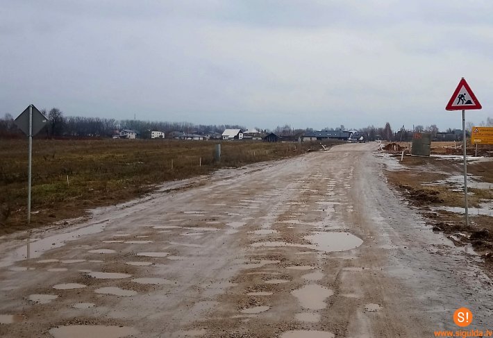 Atkusnī asfalta segumā pastiprināti veidojas bedres; grants ceļi kļūst grūtāk izbraucami