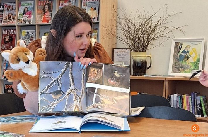 Allažu bibliotēkā aizvadīta nodarbība “Mazais zīriņš – 2024. gada putns”