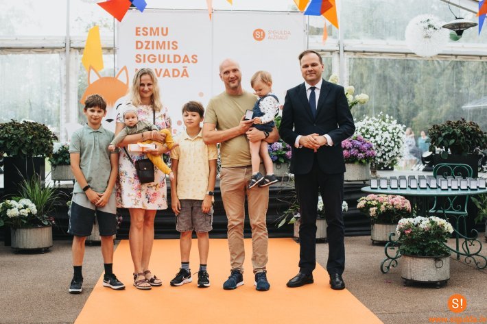 Medaļu “Esmu dzimis Siguldas novadā” saņēmuši 2024. gada pirmajā pusgadā dzimušie mazuļi