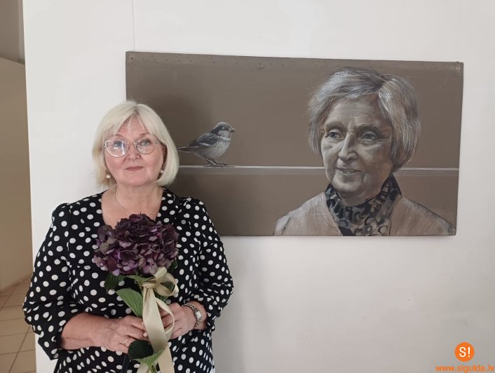 “Baltajā flīģelī” apskatāma mākslinieces Helgas Jaksones gleznu izstāde “Viņas”