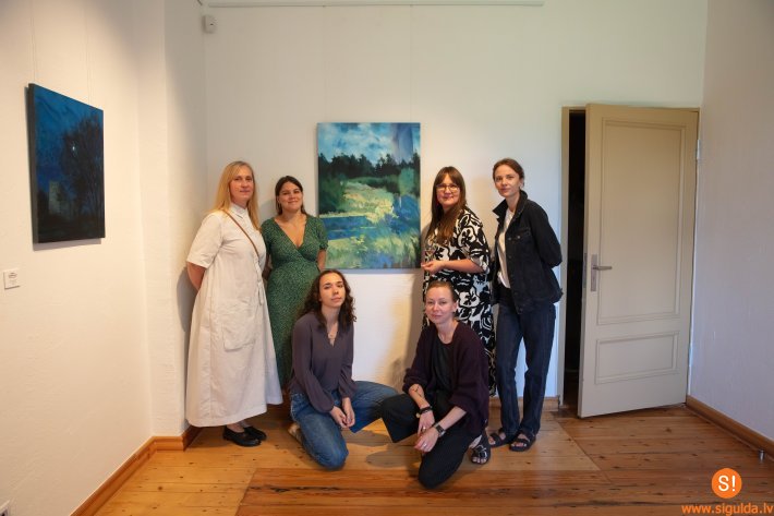 Siguldas Jaunajā pilī atklāta izstāde “Blakus Parādības”