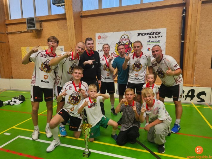Aizvadīts 4x4 florbola turnīrs Inčukalna Sporta centrā