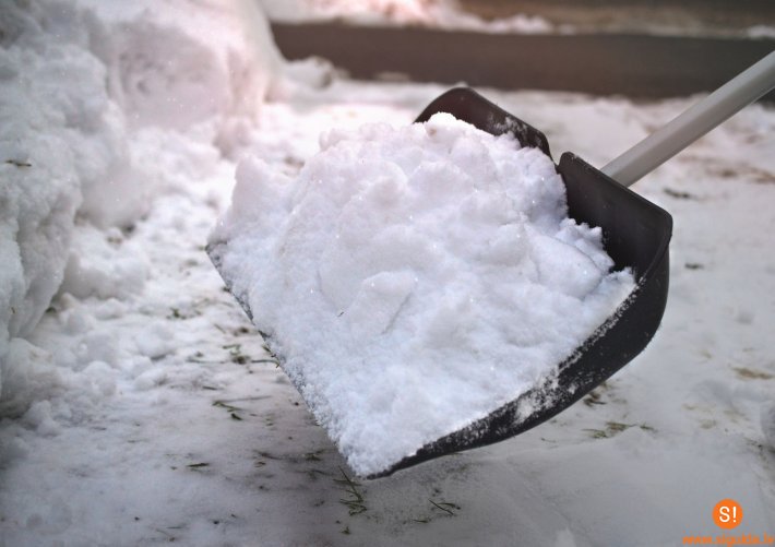 Līdz 30. septembrim vientuļi pensionāri, cilvēki ar invaliditāti aicināti pieteikt palīdzību sniega tīrīšanā