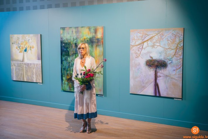 Atklāta krāšņa Gitas Šmites izstāde “Klusā daba ar mierlaiku mantojumu”