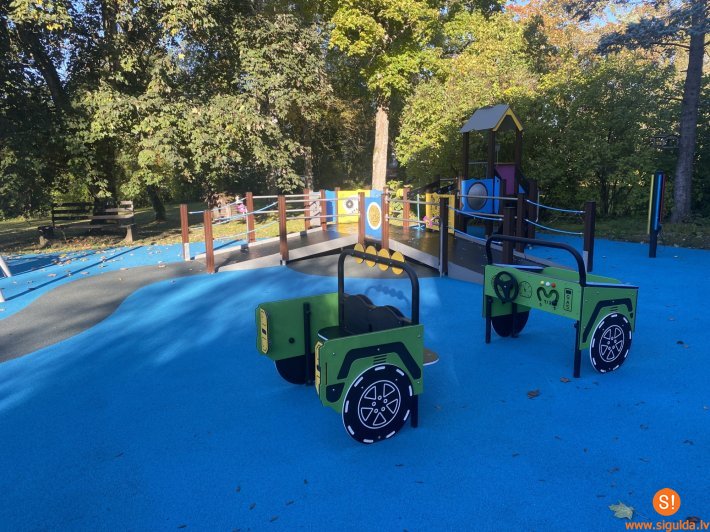 Izveidots pielāgots rotaļlaukums bērniem ar funkcionāliem traucējumiem