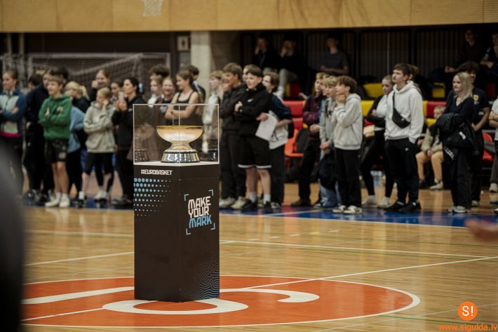 Zelta rudens laikā Siguldas novadā bija iespēja apskatīt “EuroBasket 2025” trofeju