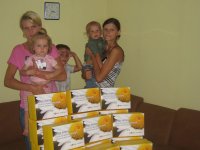 Jaunie vecāki Siguldā saņem dāvanu komplektus no „Māmiņu aptiekas” 