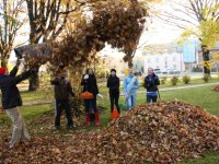 Tīrības dienas ietvaros Siguldas pilsētas vidusskolas skolēni sakopa Maija parku