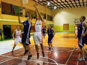 Siguldas basketbolisti turpina cīņas