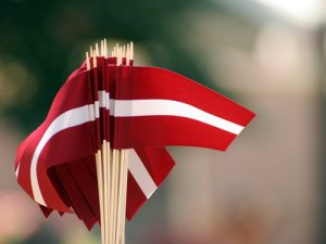 Aicina saņemt Latvijas valsts karoga krāsu lentītes un svinēt valsts svētkus