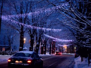 Pils ielā notiks Ziemassvētku rotājumu demontāža; iespējami satiksmes ierobežojumi