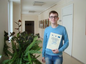 Siguldas skolēns saņem Eiropas Komisijas pārstāvniecības Latvijā balvu
