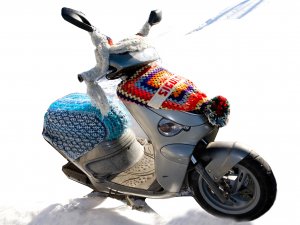 Apskati īpaši uztjūnētu motorolleri pie Siguldas Laimas pulksteņa!