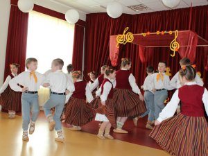 Deju kolektīva „Purenīte” bērni uzstājās bērnudārzā „Ieviņa”