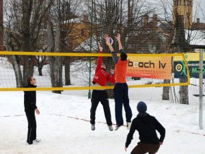 Pirmo reizi Siguldā nospēlēts pludmales volejbols sniegā