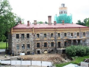 Turpinās Siguldas Jaunās pils terases un torņa rekonstrukcija